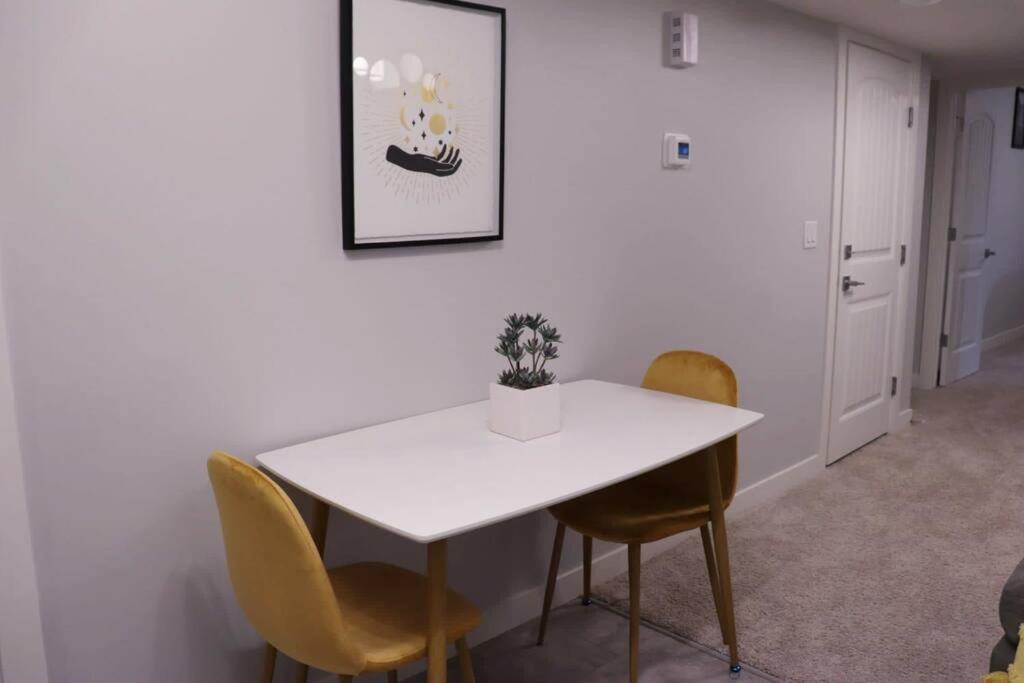 אדמונטון Deluxe 2 Bedroom Suite With*Netflix/Cable/Prime מראה חיצוני תמונה