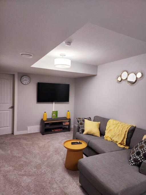 אדמונטון Deluxe 2 Bedroom Suite With*Netflix/Cable/Prime מראה חיצוני תמונה