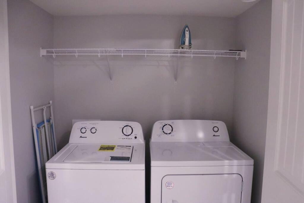 אדמונטון Deluxe 2 Bedroom Suite With*Netflix/Cable/Prime מראה חיצוני תמונה