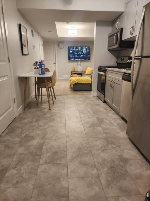 אדמונטון Deluxe 2 Bedroom Suite With*Netflix/Cable/Prime מראה חיצוני תמונה