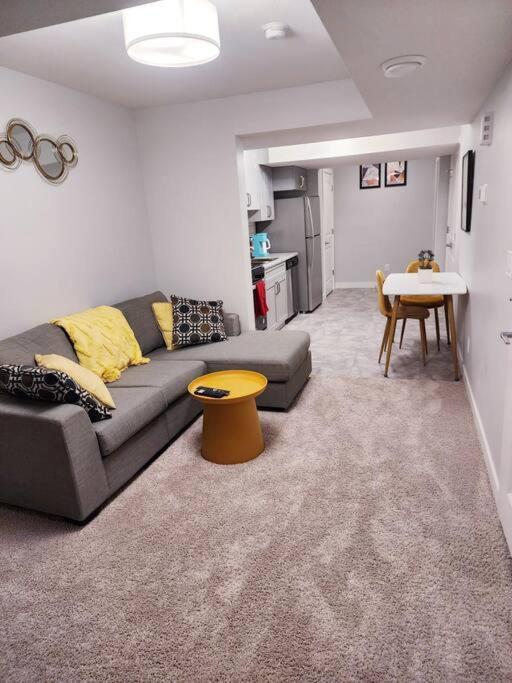אדמונטון Deluxe 2 Bedroom Suite With*Netflix/Cable/Prime מראה חיצוני תמונה