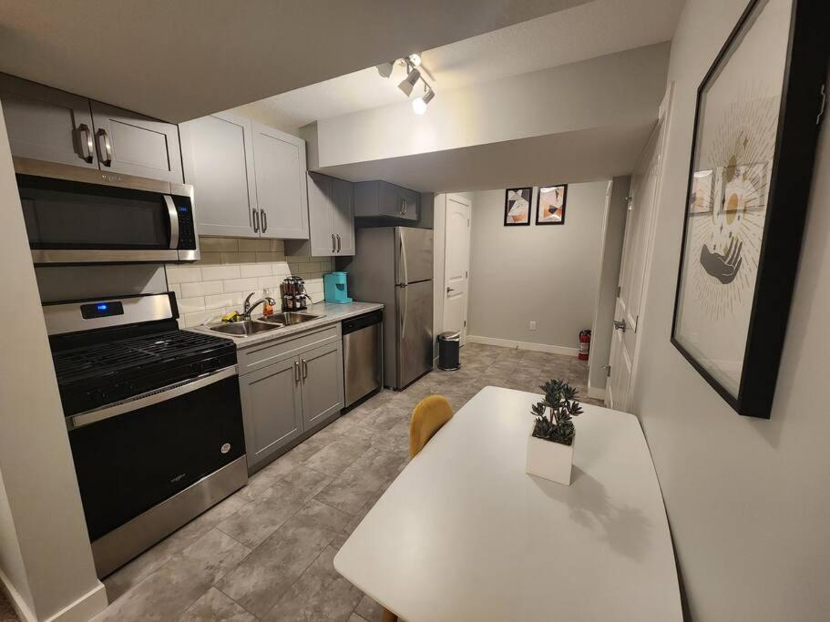אדמונטון Deluxe 2 Bedroom Suite With*Netflix/Cable/Prime מראה חיצוני תמונה