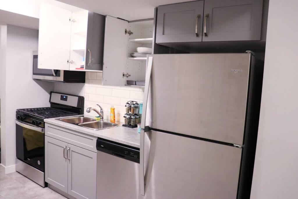 אדמונטון Deluxe 2 Bedroom Suite With*Netflix/Cable/Prime מראה חיצוני תמונה