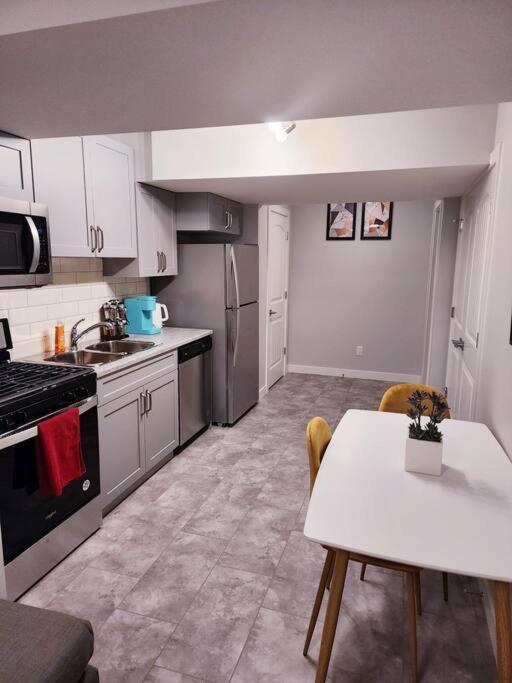 אדמונטון Deluxe 2 Bedroom Suite With*Netflix/Cable/Prime מראה חיצוני תמונה