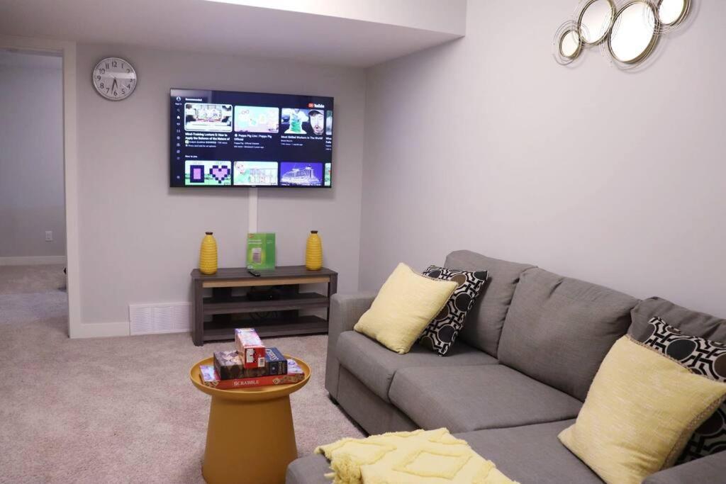 אדמונטון Deluxe 2 Bedroom Suite With*Netflix/Cable/Prime מראה חיצוני תמונה